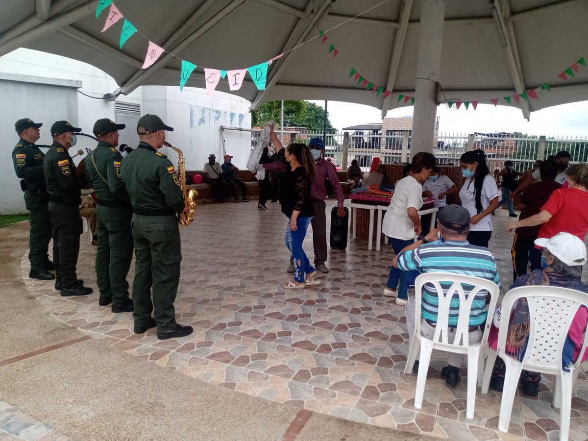 OrquestaIbague's tweet photo. El Grupo de Prevención y Educación Ciudadana por medio de su Banda papayera de la Policía Metropolitana de Ibagué acompañó la despedida y agradecimiento de los estudiantes de Trabajo Social de la Universidad del TOLIMA. https://t.co/bfB5CaYlpZ
