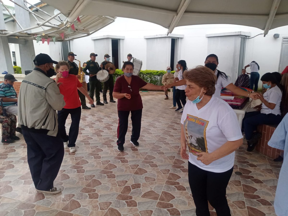 OrquestaIbague's tweet photo. El Grupo de Prevención y Educación Ciudadana por medio de su Banda papayera de la Policía Metropolitana de Ibagué acompañó la despedida y agradecimiento de los estudiantes de Trabajo Social de la Universidad del TOLIMA. https://t.co/bfB5CaYlpZ