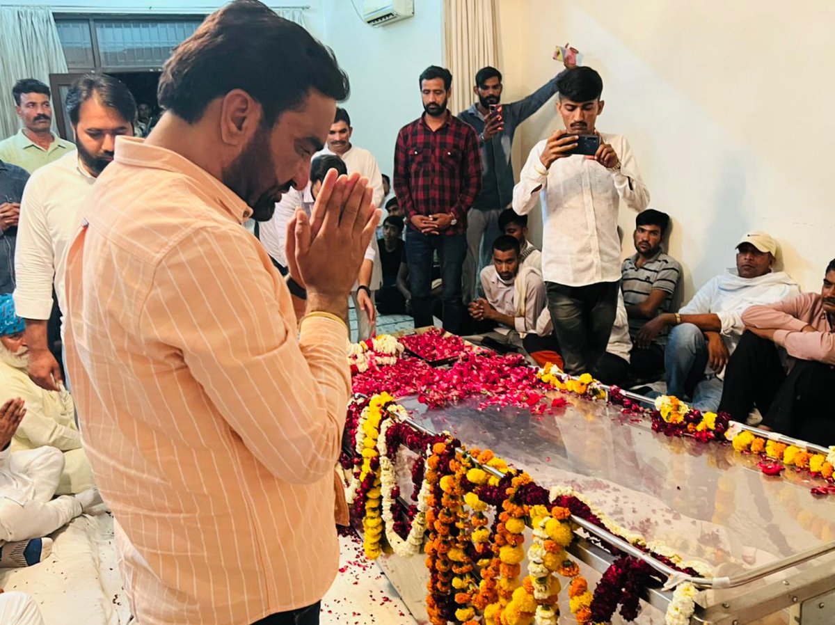 hanumanbeniwal's tweet photo. जयपुर पहुंचकर दिग्गज जन नेता,गुर्जर समाज के अग्रणी जन प्रतिनिधी स्वर्गीय कर्नल किरोड़ी सिंह जी बैंसला की पार्थिव देह पर पुष्पांजलि अर्पित की , स्वर्गीय कर्नल साहब का स्नेह हमेशा मुझे मिलता रहा है ! https://t.co/ie5ALpNf0g