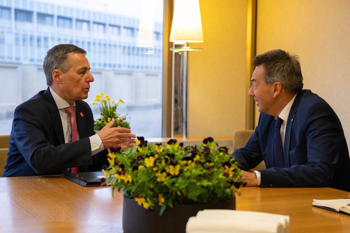 Exchange with @PMaurerICRC on the sidelines of the #ICForumCH in Geneva 🇨🇭 Discussed the situation in #Ukraine: urgent need for humanitarian access and free passage for civilians, in particular in Mariupol. International humanitarian law must be respected and civilians protected!