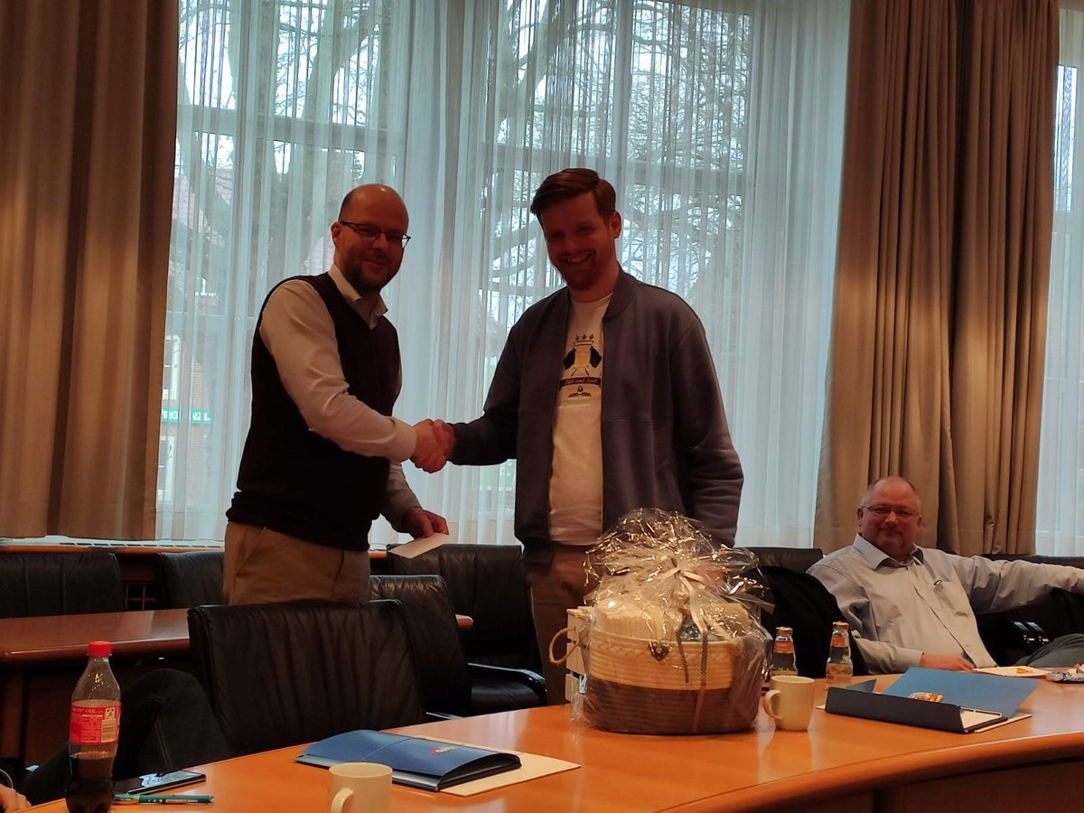 #AfD die AfD-Fraktion im #LWL hat für Nachwuchs gesorgt. Fraktionsvorsitzender Sascha #Menkhaus übergibt hier einen Präsentkorb der AfD-Fraktion an Fraktionsmitglied Max #Kneller, der vor kurzem Vater eines strammen Jungen geworden ist. Herzlichen Glückwunsch. #AfD wirkt!