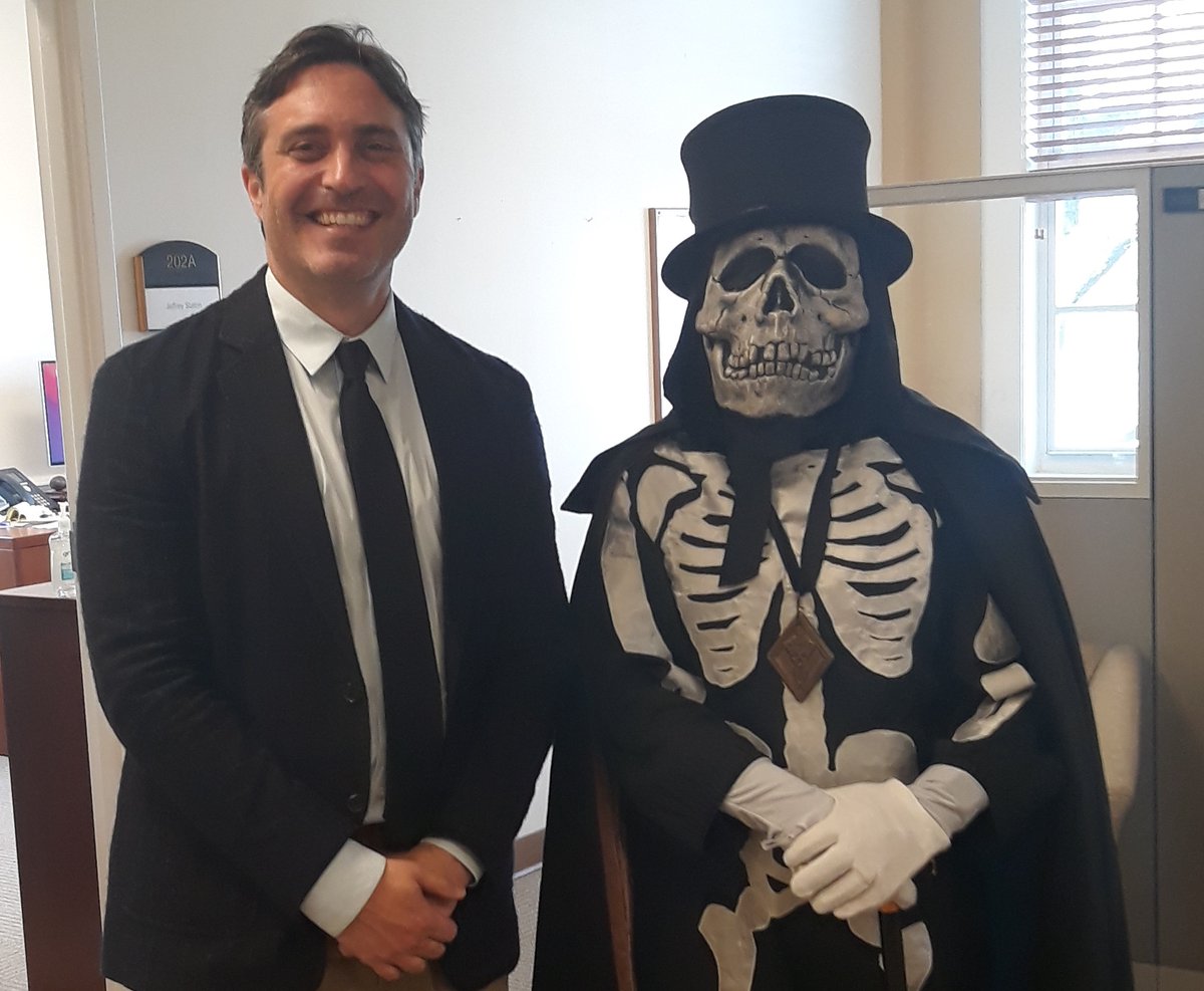 laneygradschool's tweet photo. LGS welcomed a very special visitor today. Gregory L. Dooley extended special birthday greetings and heartiest congratulations on the release of his new book to Senior Associate Dean Jeff Staton. Congratulations, Jeff! #DooleysWeek https://t.co/K6J9L3HHLd