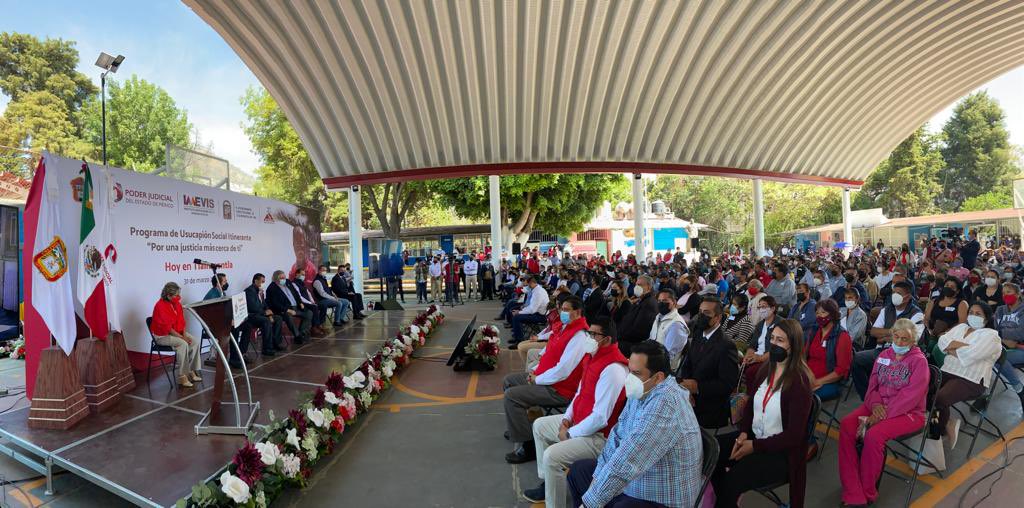 PJEdomex's tweet photo. El titular del #PJEdomex @MagdoSodi, encabeza la entrega de 300 sentencias a familias de la colonia “La Petrolera” en Tlalnepantla, que los acredita como dueños de sus propiedades, a través del Programa de Usucapión “Por una justicia más cerca de ti” que agiliza este proceso. https://t.co/XGt7ZAgcnl
