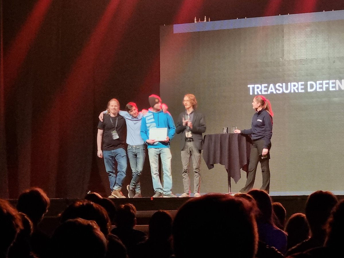 Hamingjan's tweet photo. A group of 2nd year students from @Norduniversitet took home the price for the most innovative game of the year at the #NorwegianGameAwards2022 for their VR game; Treasure Defence 🏆 #gamedev #VR Congratulations 🙌 https://t.co/QfvubePIou