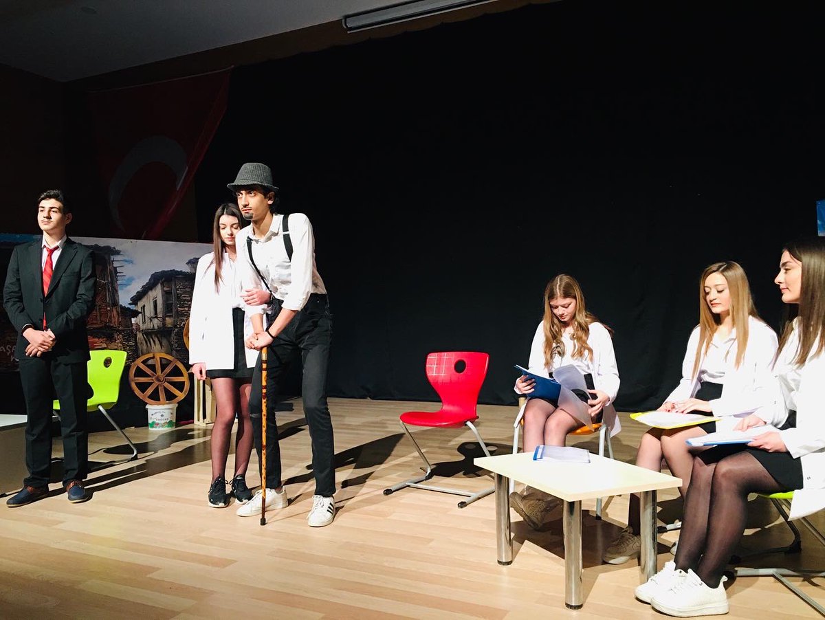 Büyük bir coşkuyla “DUBİ” yi oynadık. Edebiyat zümremize ve “Tiyatro Kulübü” öğrencilerimize teşekkür.