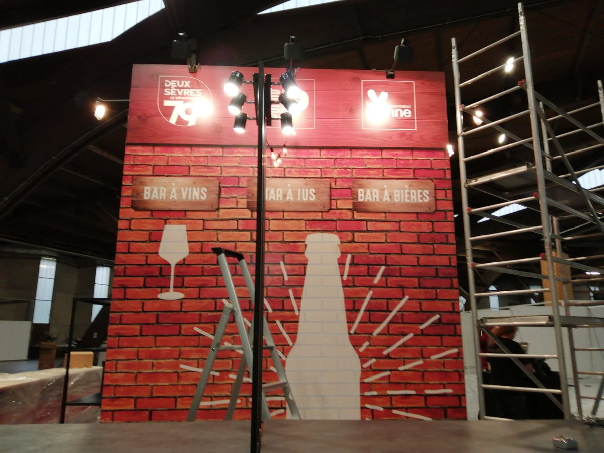 MarquePoitou's tweet photo. Bienvenue en #Poitou ! ❤️

Notre stand est en cours de montage à Proxi'Loisirs ! Jeux, animations, dégustations et vente à emporter de produits locaux au programme !

Rendez-vous les 2 &amp; 3 avril au Parc des Expos de #Poitiers ! 😉

Toutes les infos 👉 https://t.co/bNGzCvMIoS https://t.co/ITtutTTY5E