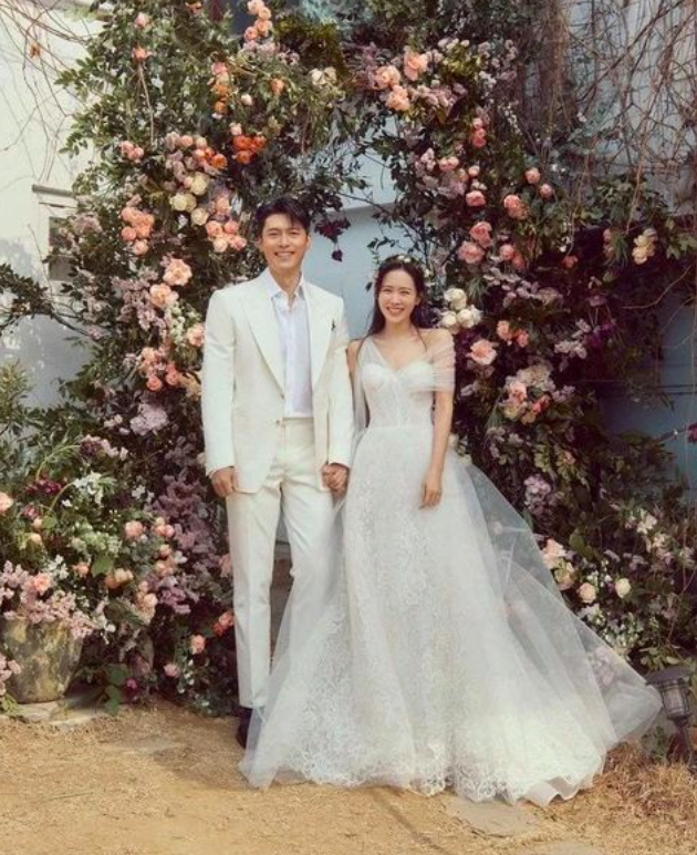 NetflixLAT's tweet photo. Amor en el set que pasó a la vida real: Hyun Bin y Son Ye Jin.  💖✨😍💖✨😍💖✨😍 https://t.co/OP2h25UmE4