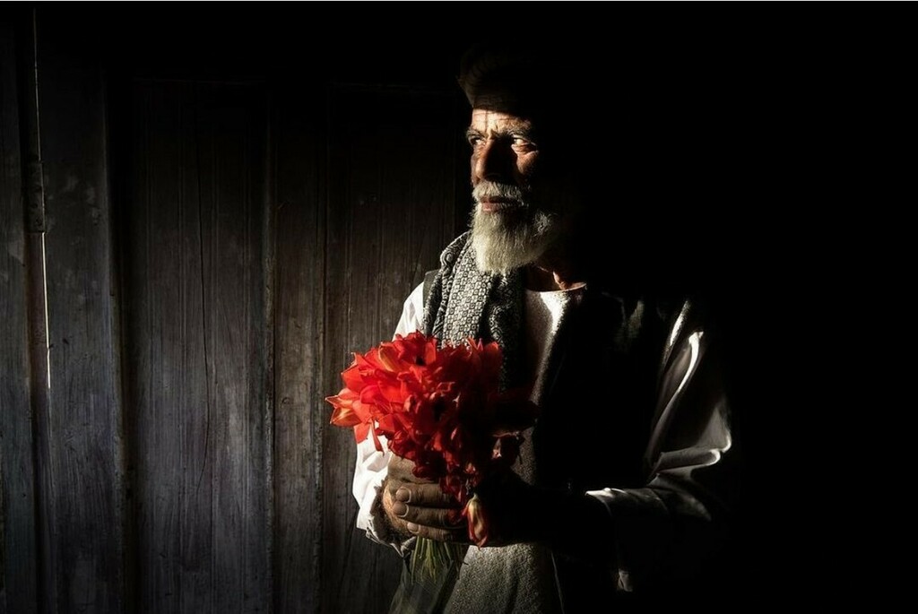 evdayprojects's tweet photo. Photo &amp; text by Oriane Zerah @oriane_zerah_photo, @everydayafg: "After buying all the Gul e Lala I found on my way to Parwan, I asked Abdul Akim, 54, to pose, a bouquet in his hand. Spring is his favorite season because everything opens up.

"Flowers are flowers! It's someth… https://t.co/tDwOm5cfBf