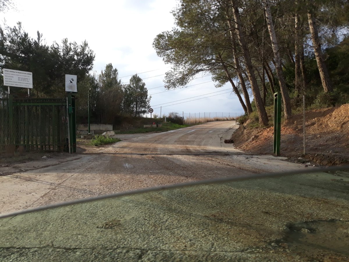 Cami_Ullastrell's tweet photo. Activitat a Can Carreras, teòricament clausurat. Aquesta tarda camions entrant i sortint sense cap mena de control i amb impunitat absoluta. Amb aprovar mocions no n'hi ha prou. Calen actuacions fermes JA! #rubicity @AjRubi https://t.co/6aSQ7aW4c9