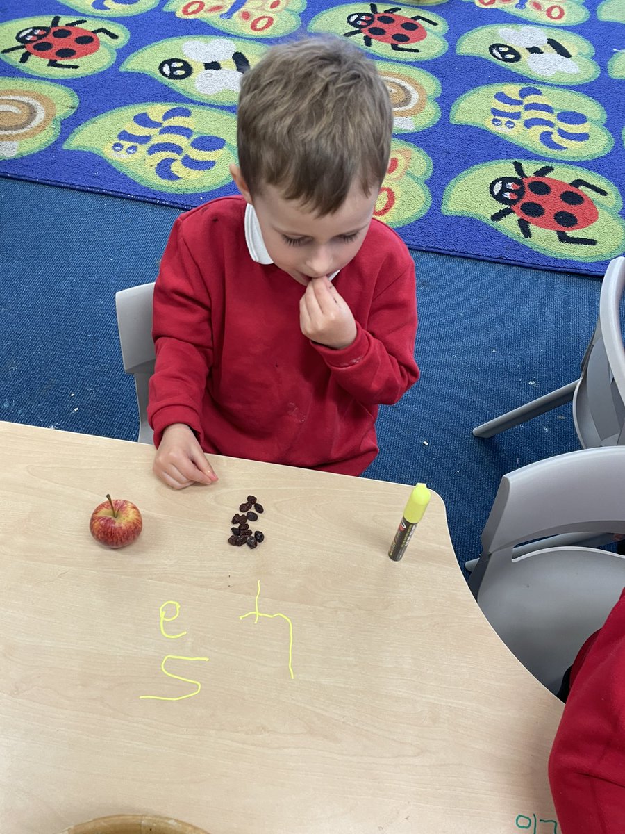 HWPS_Buttercups's tweet photo. This week we have been subtracting. We recorded what happened when we ate our snack (raisins). We started with 6,5,4,3,2,1. Look Mrs Griffiths I have zero raisins left!! Then we tried with bigger numbers. Wow Puffins!! #candomaths #eyfs https://t.co/KOAZfAR0bN