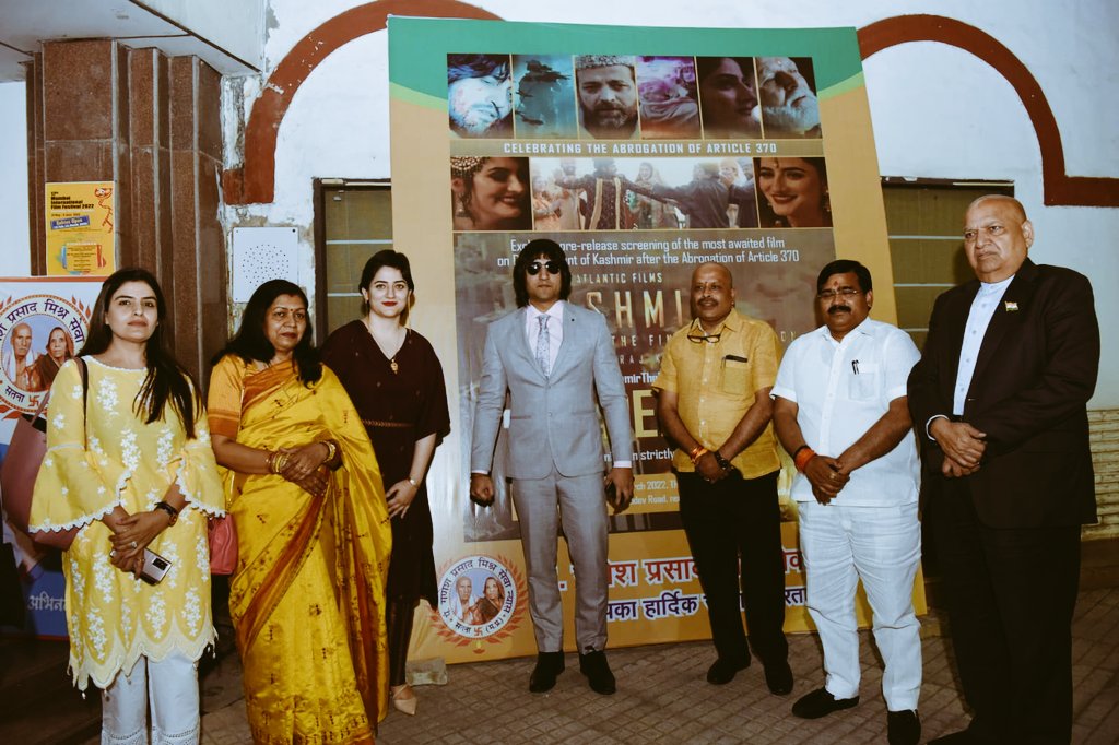 NehaShalini2's tweet photo. आज #thekashmirresolution मूवी के premier में जाना रहा जिस की @mishradrrakesh जी की संस्था पंडित गणेश न्यास द्वारा इसकी स्क्रीनिंग करायी गयी मूवी में आज #Article370 हटने के बाद का कश्मीर दिखाया गया है #kashmirresolution जल्द सिनेमाघरों और Ott प्लेटफॉर���म पर आ�� देख सकते है https://t.co/TLn3MA4JXU