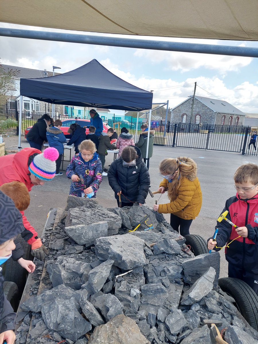 TilburyWales's tweet photo. Despite the cold, wind and the snow at Merthyr Tydfil today, we had a great day Fossil Hunting and Bug Handling with @YYGPrimary Pupils. Thank you to Ben and Steph for hosting the sessions! #geology #fossils #schoolengagement #bughandling https://t.co/cKSxn9X9Lq