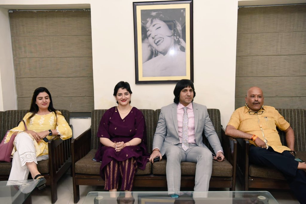 NehaShalini2's tweet photo. आज #thekashmirresolution मूवी के premier में जाना रहा जिस की @mishradrrakesh जी की संस्था पंडित गणेश न्यास द्वारा इसकी स्क्रीनिंग करायी गयी मूवी में आज #Article370 हटने के बाद का कश्मीर दिखाया गया है #kashmirresolution जल्द सिनेमाघरों और Ott प्लेटफॉर���म पर आ�� देख सकते है https://t.co/TLn3MA4JXU