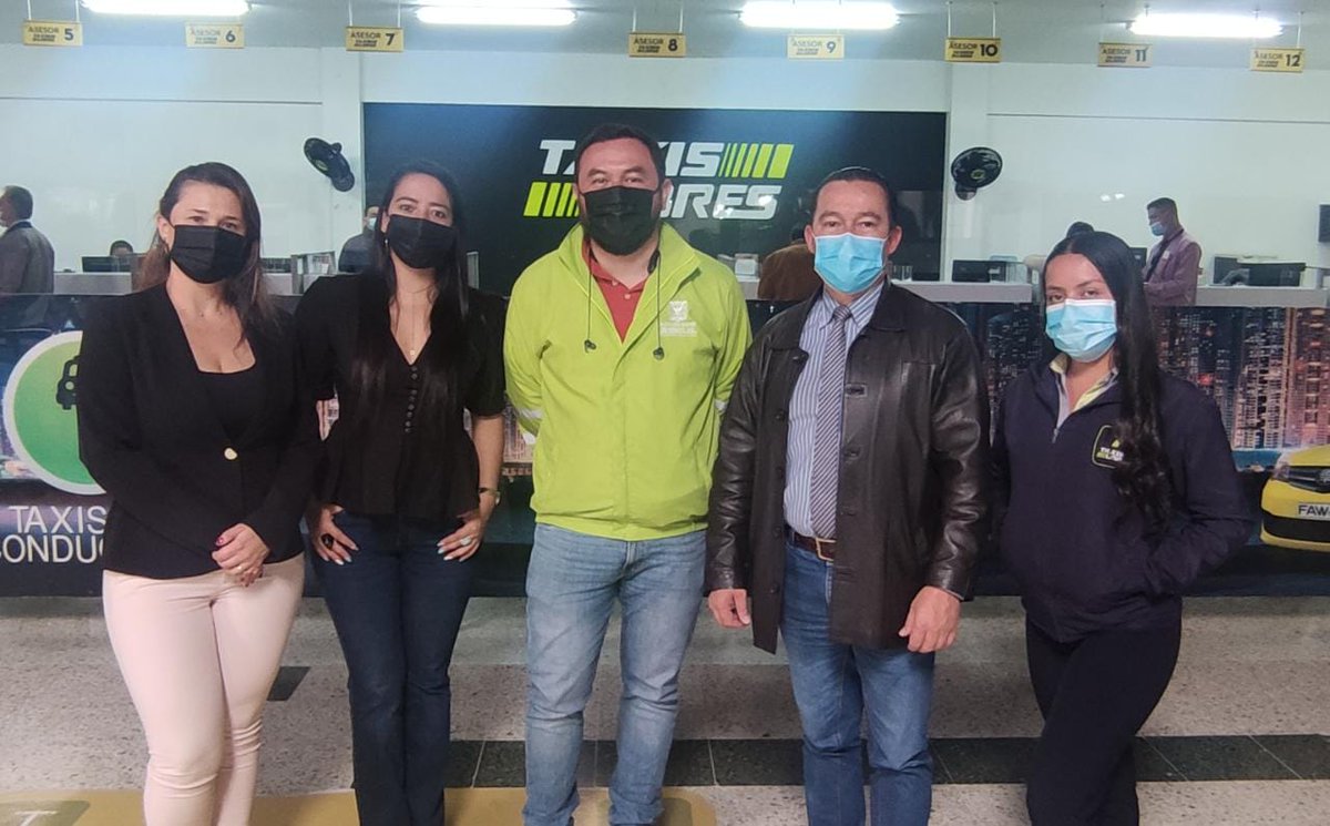 SectorMovilidad's tweet photo. #SíVoyEnTaxi l Como parte de las estrategias de fortalecimiento institucional, el Grupo Taxis y el Subdirector de Transporte Público de la Secretaría de Movilidad visitan la empresa @TaxisLibresCol para conocer sus buenas prácticas y su apuesta por la calidad del servicio. 👍🚕 https://t.co/vN1rEcpmM9