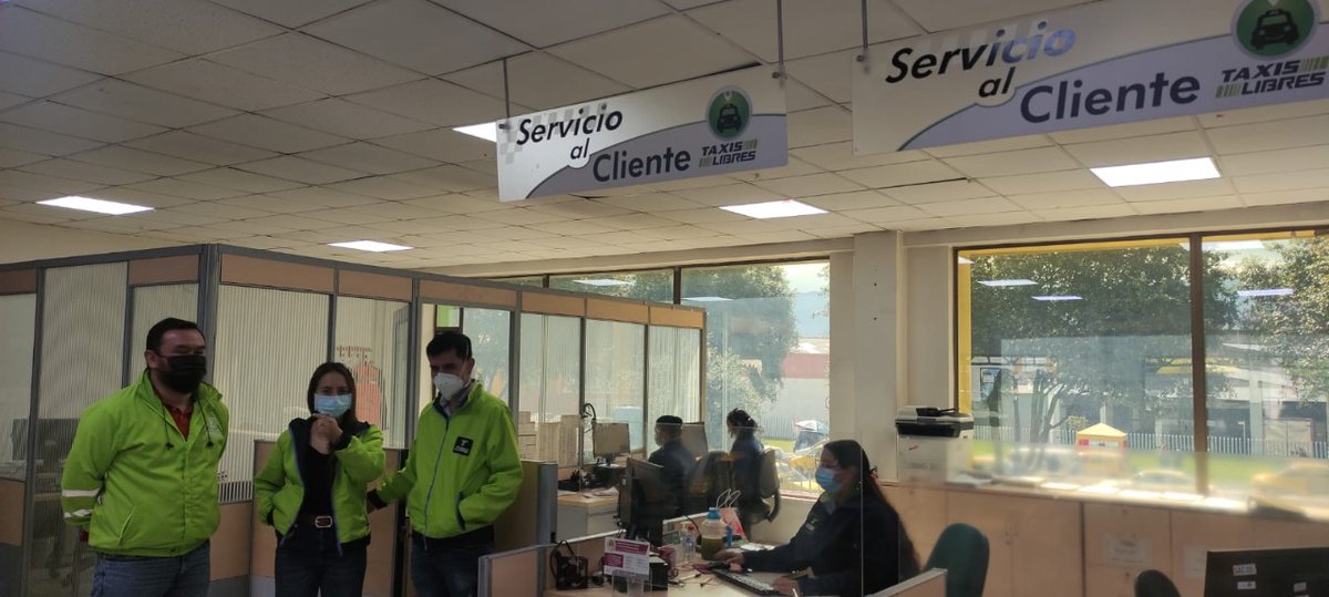 SectorMovilidad's tweet photo. #SíVoyEnTaxi l Como parte de las estrategias de fortalecimiento institucional, el Grupo Taxis y el Subdirector de Transporte Público de la Secretaría de Movilidad visitan la empresa @TaxisLibresCol para conocer sus buenas prácticas y su apuesta por la calidad del servicio. 👍🚕 https://t.co/vN1rEcpmM9