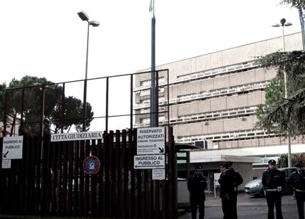 RADIOCARCERE's tweet photo. #RadioCarcere oggi ore 21 @RadioRadicale :
"GIRO D'ITALIA TRA LE #CARCERI E I #TRIBUNALI" – LA REALTÀ DI #ROMA. Ne parleremo con Eugenio #Albamonte Pubblico Ministero del Tribunale di Roma e con Fabio #Lattanzi Avvocato del Foro di Roma https://t.co/JaCVQm2cOB
