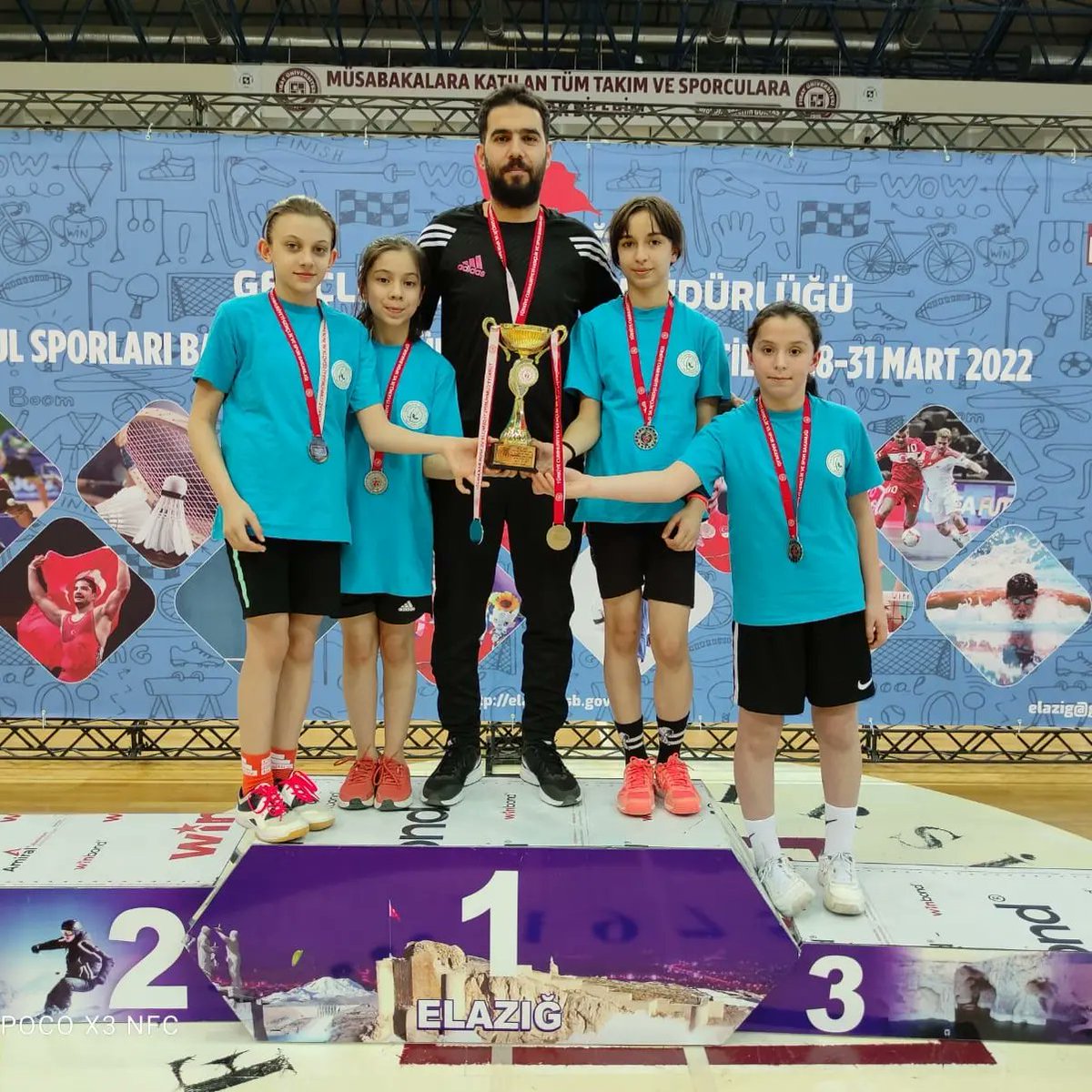 BadmintonGop's tweet photo. KÜÇÜK KIZLAR TÜRKİYE 2.Sİ🥈🏸🏸

28 - 31 mart 2022 Elazığ'da yapılan MEB Küçükler Badminton Türkiye Şampiyonasında sporcularımızdan oluşan Nasrettin Hoca Ortaokulu kız takımı Türkiye 2.🥈 olmuştur. 

Tüm sporcularımızı ve antrenörümüz tebrik eder, emeği geçenlere teşekkür ederiz. https://t.co/4hZp4cHPV6