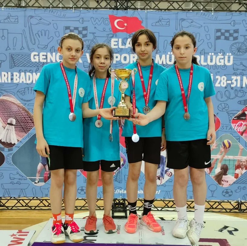 KÜÇÜK KIZLAR TÜRKİYE 2.Sİ🥈🏸🏸

28 - 31 mart 2022 Elazığ'da yapılan MEB Küçükler Badminton Türkiye Şampiyonasında sporcularımızdan oluşan Nasrettin Hoca Ortaokulu kız takımı Türkiye 2.🥈 olmuştur. 

Tüm sporcularımızı ve antrenörümüz tebrik eder, emeği geçenlere teşekkür ederiz.