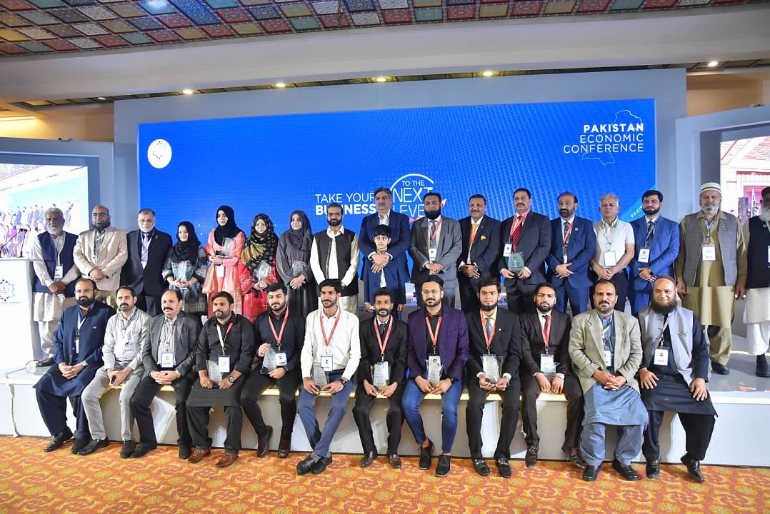 pakecocon's tweet photo. Flashing Closing ceremony of Pakistan Economic Conference 2022 and distribution of awards.
#PakistanEconomicConference #PEC2022 #SerenaFsd #fsdcon2022 #pakecocon2022 #firstconfsd #ClosingCeremony #Awards https://t.co/xEFhyHVUAy