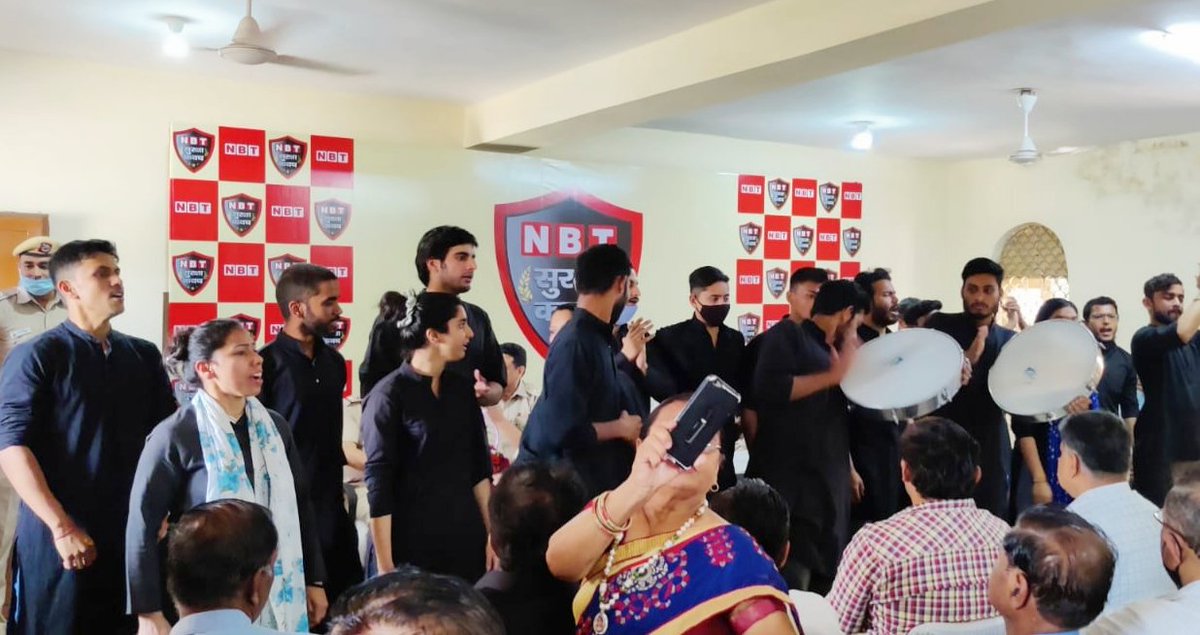 ArvindGaur's tweet photo. अस्मिता थियेटर ने छतरपुर मंदिर में दस्तक नुक्कड़ नाटक किया।  @NavbharatTimes के सामाजिक अभियान एनबीटी 'सुरक्षा कवच' के तहत मंचित यह नाटक छेड़खानी, घरेलू हिंसा, एसिड अटैक, शारीरिक और मानसिक प्रताड़ना, यौन हिंसा और लिंग भेद के मुद्दों पर दर्शकों को जागरूक करता है। #Theatre #Delhi https://t.co/ve9L355Akc