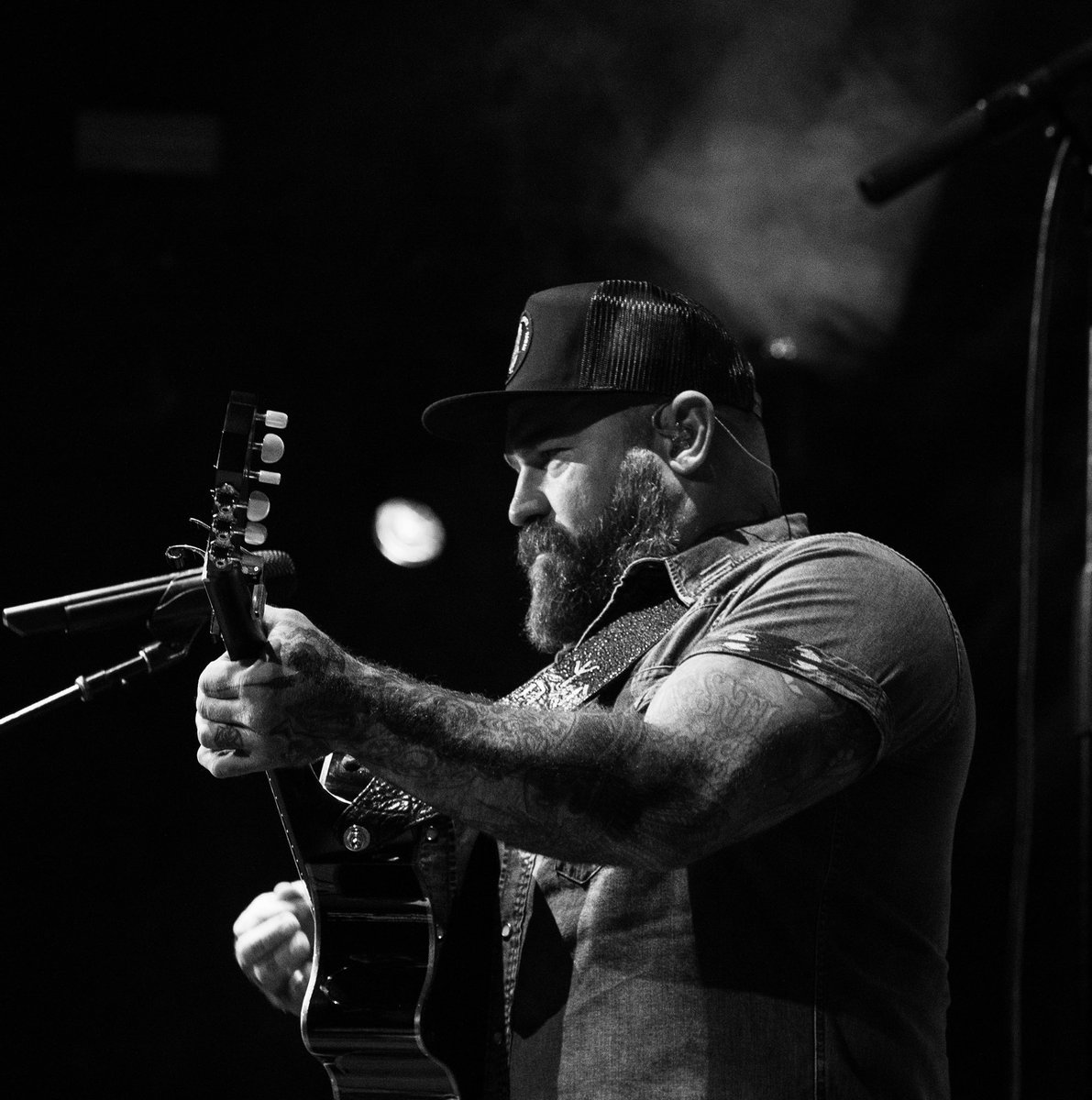 zacbrownband's tweet photo. All eyes on April 22… tour countdown starts now! 🤘🏼 https://t.co/pMjtJ7OA6a https://t.co/a78ih4QUKC