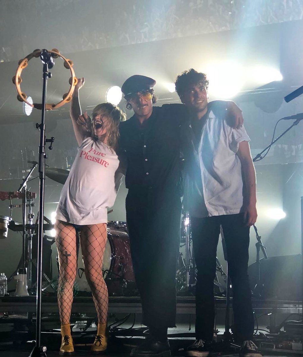 Paramore_Mex's tweet photo. De acuerdo a la cuenta @musictrendscol, las bandas The Killers, Pearl Jam, My Chemical Romance y PARAMORE se encuentran en negociaciones para presentarse en los próximos festivales principales de LATAM 🇦🇷 🇧🇷 🇨🇱 🇨🇴 https://t.co/KizW33cu7I