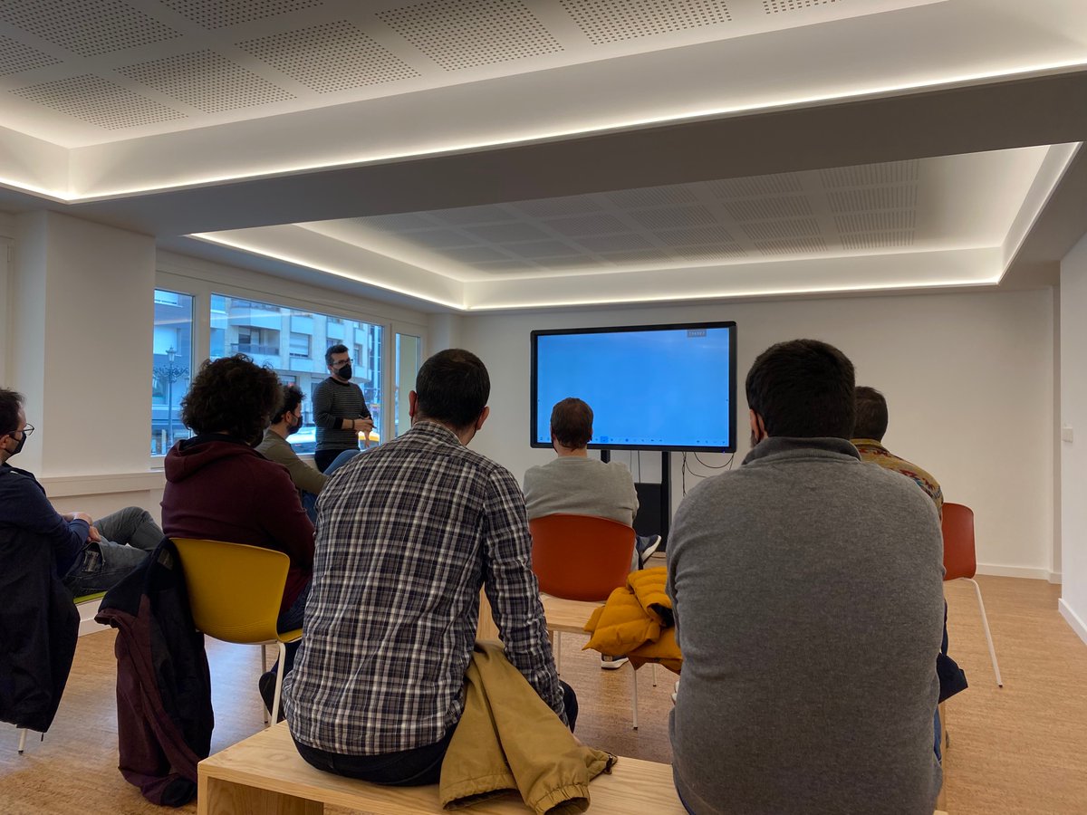 Arrancamos la charla con <a href="/peibolsang/">Pablo Bermejo</a>! 😁 #BuildingSoftwarePlatforms