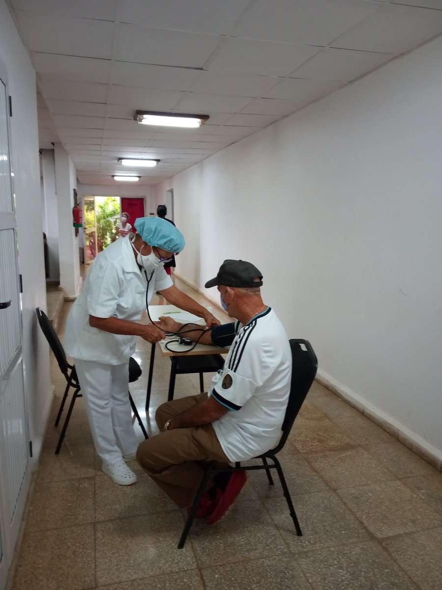 ZorayaRA's tweet photo. Nuestros trabajadores no solo estuvieron en los centros  de aislamiento sino también aporyando en la campaña de vacunación contra la COVID 19 #CubaVence #VamosConTodo #CubaViva #Cuba  #VamosConTodo https://t.co/IW5kYmbETq