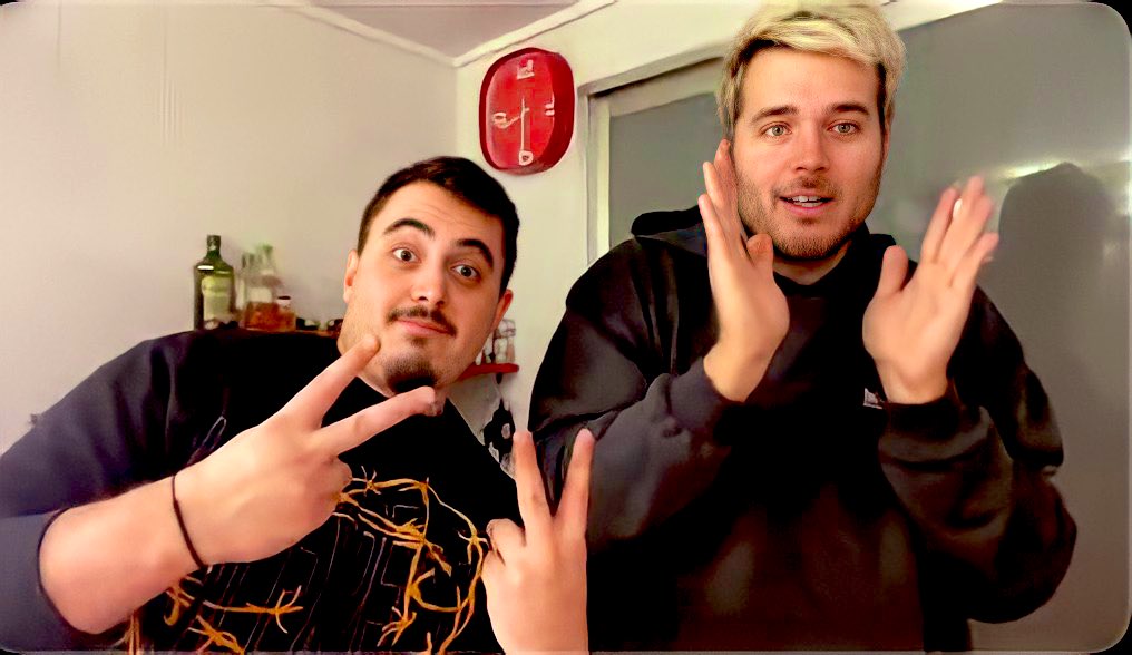 Garnetgranat's tweet photo. No me cansaré de llorarle a esta amistad que consiguió salvarse de todo. Chillé por una interacción en Among Us y ahora los tenemos otra vez roleando juntos, haciendo irl cocinando y jugando, acompañándose en eventos y firmas de libros… gracias vida. https://t.co/LKBuAD4XEO