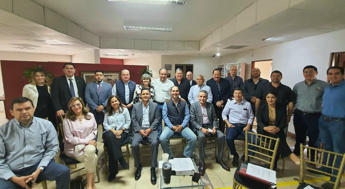carlosgarciagle's tweet photo. Un gusto reunirme con el #CODEM para presentar las oportunidades y esquemas de colaboración para atraer más inversiones a #Matamoros.

Gracias a su presidente David García, y a todas y a todos por el espacio y sus aportaciones. https://t.co/r2ofE6Qc43