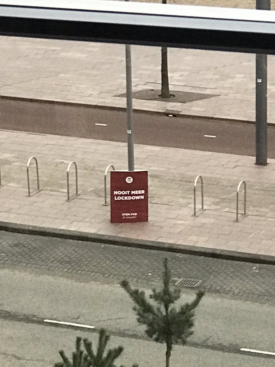 Mijn derde klacht over dit soort #straatvervuiling! Nou staat dat weer voor mijn deur! Zo irritant die rommel op straat. En niemand ruimt het op. <a href="/Stadsbeheer010/">Stadsbeheer010</a>