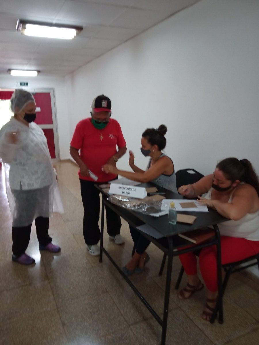 ZorayaRA's tweet photo. Nuestros trabajadores no solo estuvieron en los centros  de aislamiento sino también aporyando en la campaña de vacunación contra la COVID 19 #CubaVence #VamosConTodo #CubaViva #Cuba  #VamosConTodo https://t.co/IW5kYmbETq