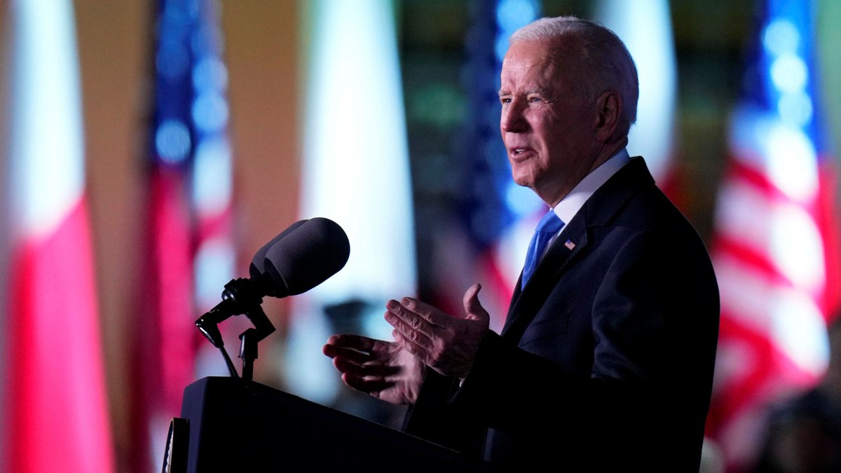 catchupcrew's tweet photo. Biden had strong words regarding Russian President #vladimirputin. Then the @whitehouse came back with some clarifications. Hear the latest on the war in Ukraine on tomorrow’s episode.

📸: associated press

#warinukraine #newsfortheday #newsforkids #negotiations https://t.co/lrGmianGsL