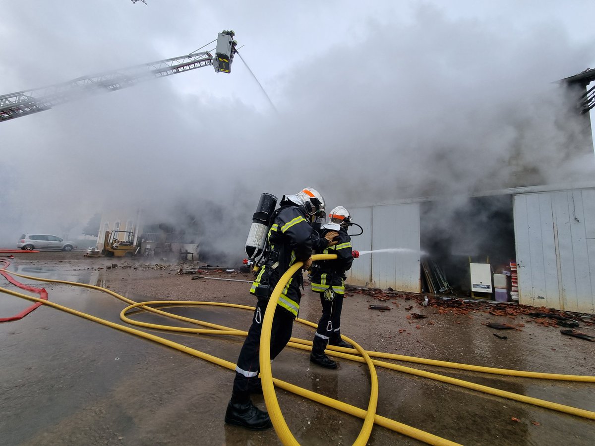 sdis21's tweet photo. 🔴 Près de 30 sapeurs-#pompiers de #CôtedOr luttent actuellement contre un incendie intéressant un entrepôt industriel à #Thury.
➡️ Évitez les secteur.
➡️ Facilitez le passage des #secours.
➡️ Ne cédez pas à la curiosité. https://t.co/UNWtCVflic