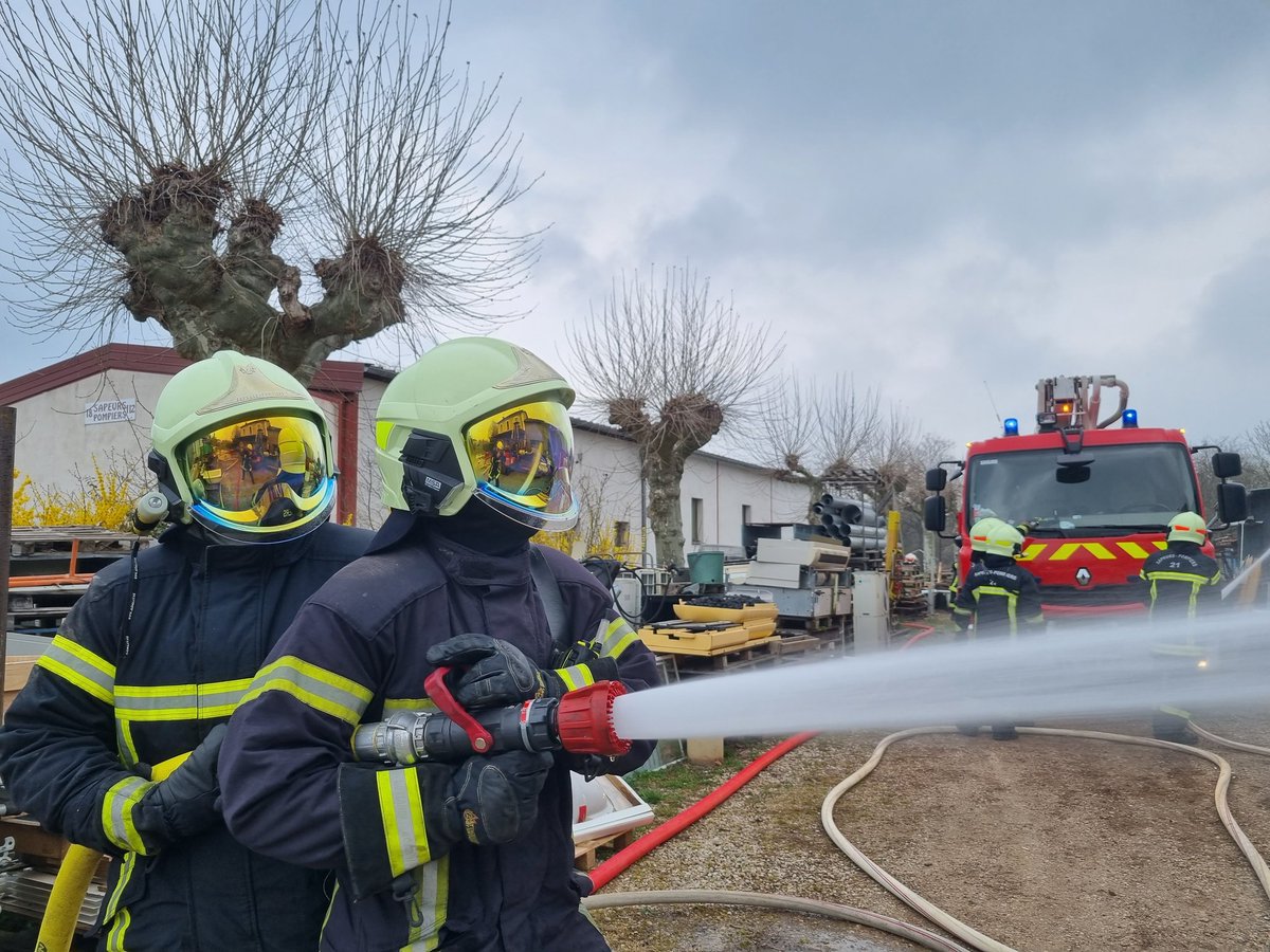 sdis21's tweet photo. 🔴 Près de 30 sapeurs-#pompiers de #CôtedOr luttent actuellement contre un incendie intéressant un entrepôt industriel à #Thury.
➡️ Évitez les secteur.
➡️ Facilitez le passage des #secours.
➡️ Ne cédez pas à la curiosité. https://t.co/UNWtCVflic
