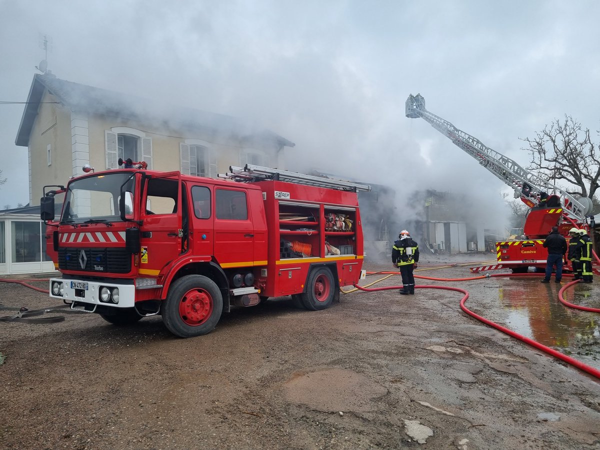sdis21's tweet photo. 🔴 Près de 30 sapeurs-#pompiers de #CôtedOr luttent actuellement contre un incendie intéressant un entrepôt industriel à #Thury.
➡️ Évitez les secteur.
➡️ Facilitez le passage des #secours.
➡️ Ne cédez pas à la curiosité. https://t.co/UNWtCVflic