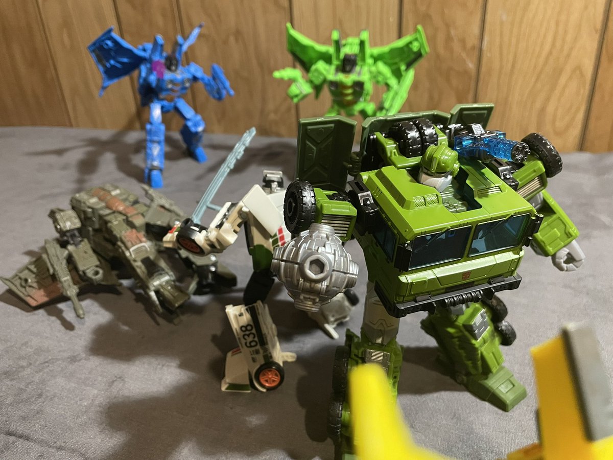 ImpulseDrive97's tweet image. And today we’ve got a showcase of our newest Legacy voyager, Bulkhead! 

I’ll admit, when I first saw his design, j wasn’t the biggest fan. But seeing him in-hand definitely changed my mind! He’s got a brilliant transformation. 

Still should be more squat though. 

#transformers