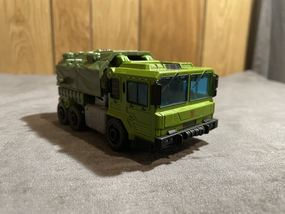 ImpulseDrive97's tweet image. And today we’ve got a showcase of our newest Legacy voyager, Bulkhead! 

I’ll admit, when I first saw his design, j wasn’t the biggest fan. But seeing him in-hand definitely changed my mind! He’s got a brilliant transformation. 

Still should be more squat though. 

#transformers