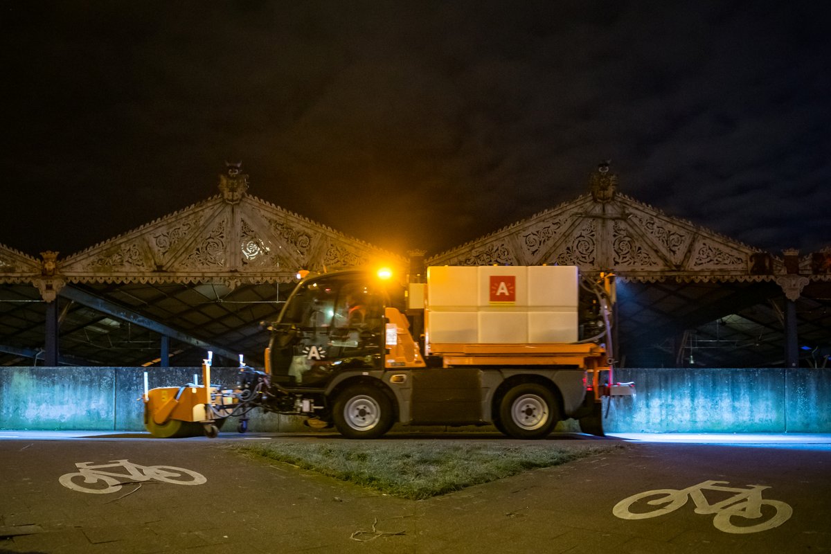 Stad_Antwerpen's tweet photo. 📢 De #Antwerpse #strooidiensten staan paraat met 1200 ton zout, 105.000 liter pekel en 26 strooiwagens om wegen en fietspaden #sneeuw- en ijsvrij te houden. Vergeet ook niet zelf je voetpad #ijsvrij te maken➡️ https://t.co/sDVGNW2dnk ❄ 🌨 https://t.co/H9hHCGDAaG