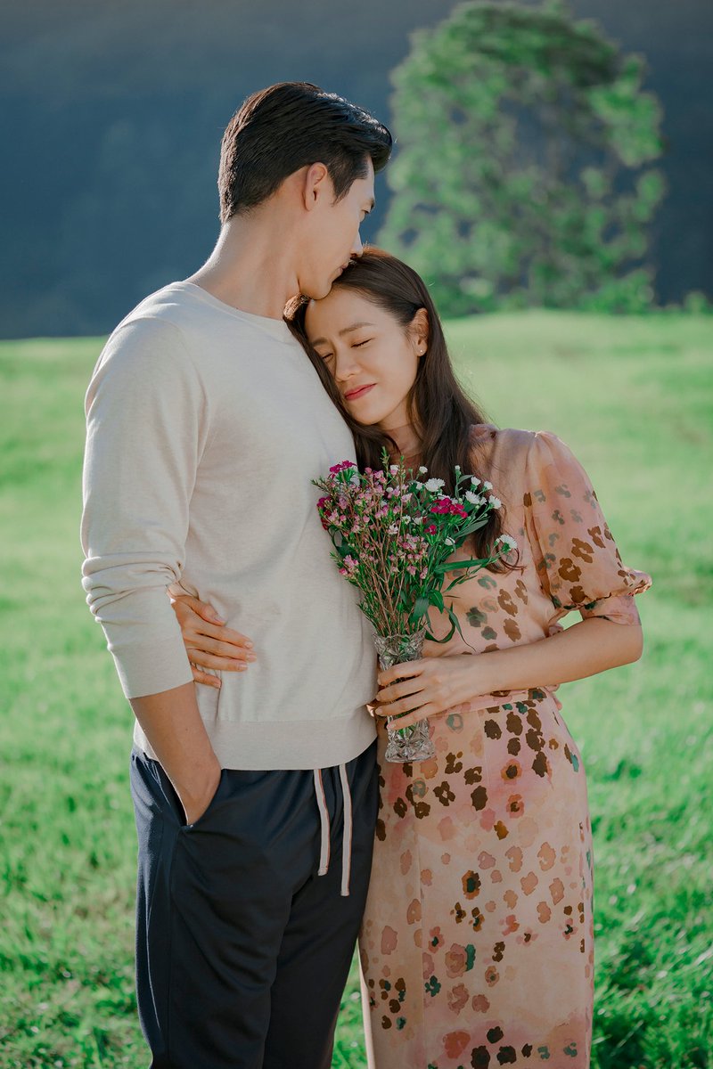 NetflixBrasil's tweet photo. "Às vezes o trem errado leva à estação certa."

Os meus pais, Hyun Bin e a Son Ye-jin de Pousando no Amor, estão oficialmente casados. 🫰🏻 https://t.co/cf1xeDv5y0
