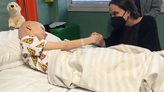 Rvaticanaitalia's tweet photo. La preghiera come “unico modo per fermare la sofferenza e la fuga dalle zone del conflitto” ma anche per mettere fine alla guerra. Lo ha detto Angelina Jolie, visitando ieri l’Ospedale pediatrico “Bambino Gesù”, e incontrando i bambini ucraini arrivati in Italia #Ucraina https://t.co/mzuQhl5ouN