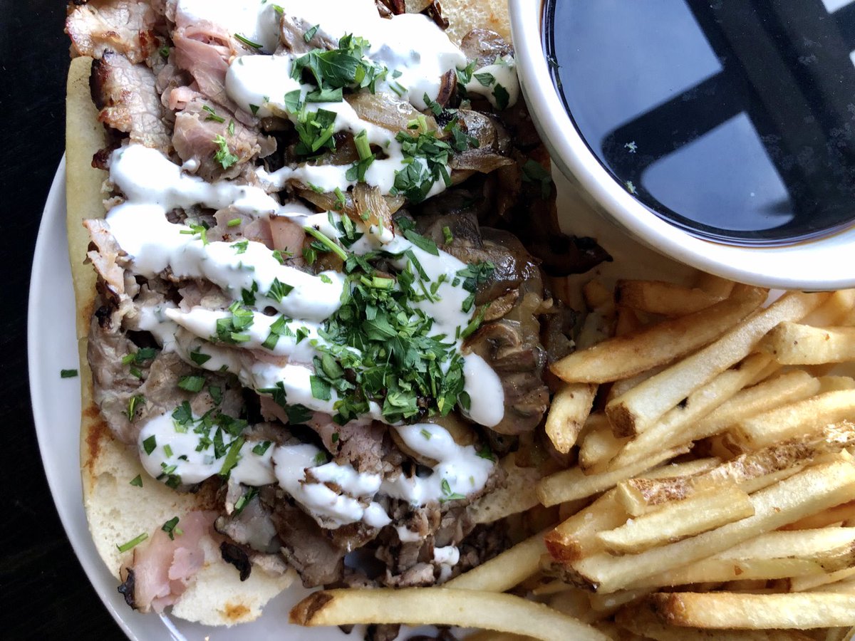 CommonBlockBrew's tweet image. Let's French Dip...💋
Thin-Sliced Roast Beef, Sautéed Mushrooms, Onions, Horseradish Cream Sauce, Au Jus & Fries #frenchdip #specials