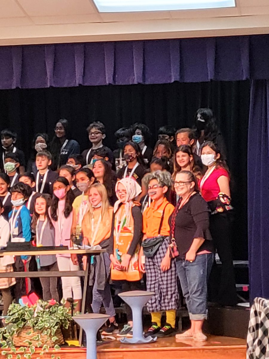 5th grade Musical was AWESOME. Thank you Ms. Knipe for all your love and hard work.@DCEtrailblazers <a href="/AknipeDce/">DCE Music</a>