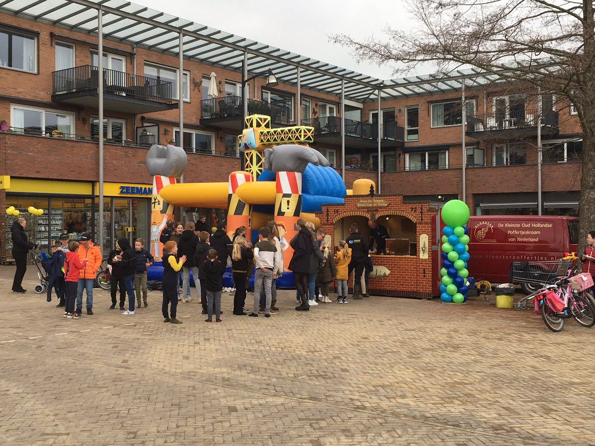 Vanmiddag een langlopend project af kunnen ronden: de aanpassing van marktplein Wijk en Aalburg. In overleg met omwonenden en winkeliers aangepakt; extra parkeerplaatsen, groen, fietsenstalling, oplaadpunten, en verbetering veiligheid. Met dank aan @MartijnCiere <a href="/gemeentealtena/">Gemeente Altena</a>