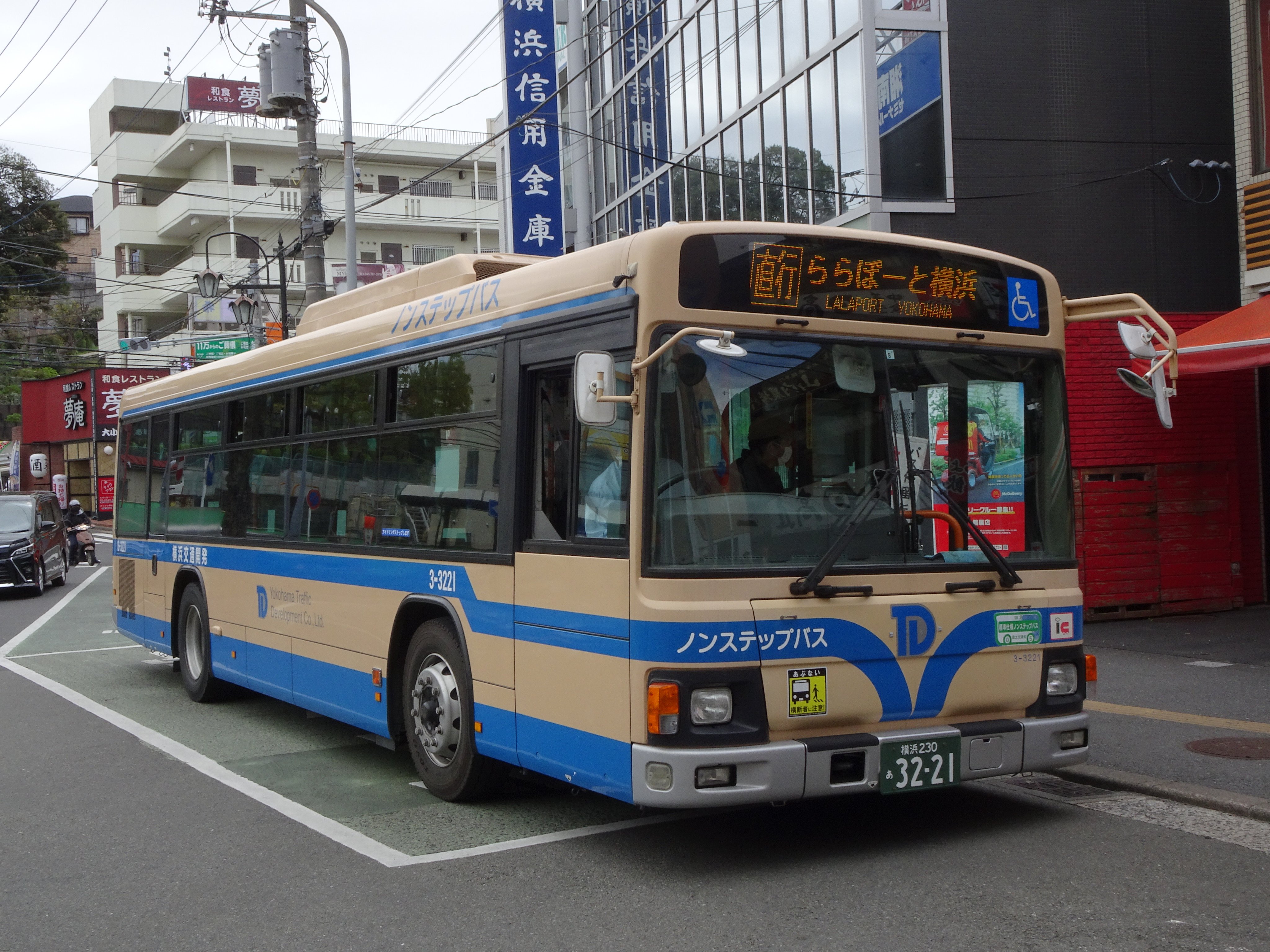 Hikoo みつばコミュニティで運行されていた無料シャトルバスの代替として14年5月から運行開始した100系統鴨居駅 ららぽーと横浜が3 31を以て運行終了 ららぽーと横浜 Ikea港北間無料シャトルバスも廃止となり ららぽーと横浜に乗り入れるバスは横浜