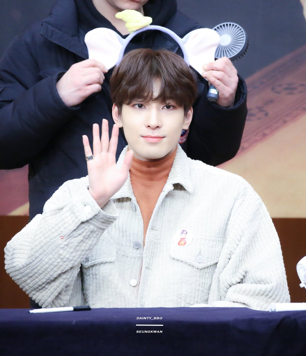 DAINTY_BBO's tweet photo. 만우절은 못참죠 사막여우 투척
#SEVENTEEN  #WONWOO #원우 #세븐틴
#AprilFoolsDay #만우절 https://t.co/K8fwVlhRng