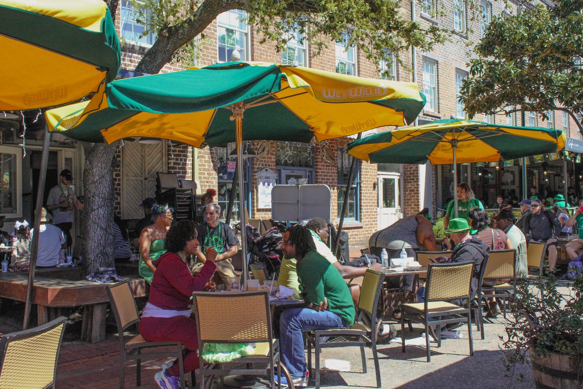 Spring looks good on you, Savannah!☀️
Dine with us and enjoy beautiful views of the city.
Check out our Savannah menu at wetwillies.com