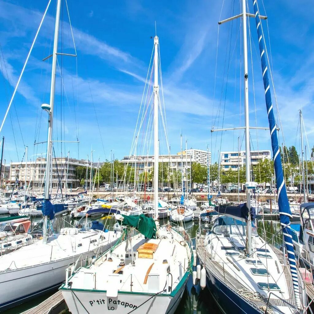 IbisLorient's tweet photo. 📍 Port de plaisance - Lorient

☀ Profitez de ce beau soleil breton pour vous balader le long du quai et admirez les nombreux bateaux de plaisance. Le port de plaisance de Lorient dispose de 370 places sur pontons, de quoi admirer un bon nombre de bat… https://t.co/BaEdEpsW4O https://t.co/j1qPInzTo6