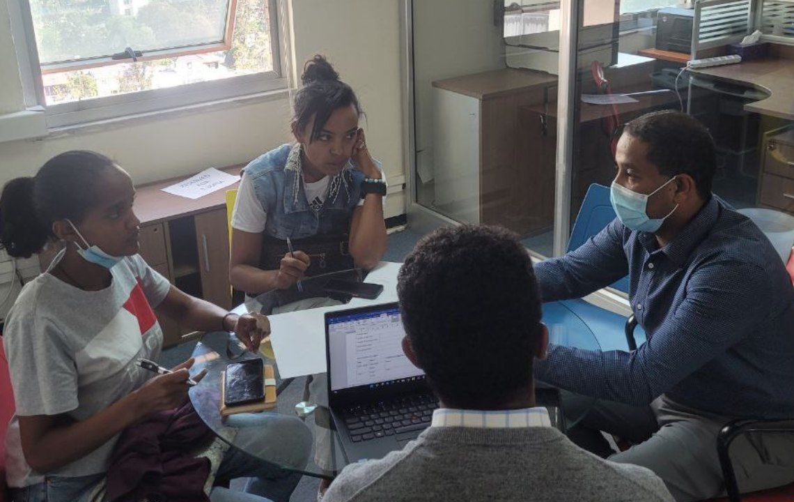 GenUChallengeET's tweet photo. The 5 winning #teams of the #GenUYouthChallenge2022Ethiopia have been receiving #mentorship from qualified #mentors. This #picture is taken from one of the #mentorship sessions.
#GenerationUnlimited 
#undpethiopia 
#unicefEthiopia 
#Jobs_FDRE https://t.co/3FjeI62vS8