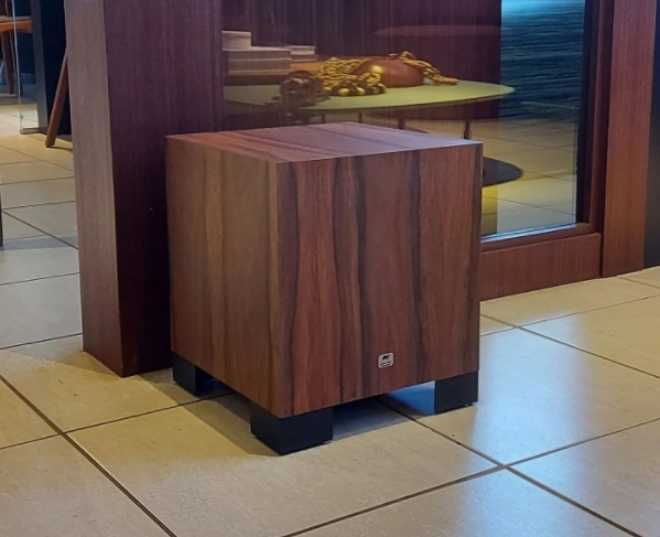 aat_audio's tweet photo. Com quatro modelos em versões de 8” a 12”, a linha AAT CUBE HOUT aposta em um visual moderno, que acompanha as tendências internacionais e combina com qualquer ambiente. https://t.co/K80XwJ9Bli